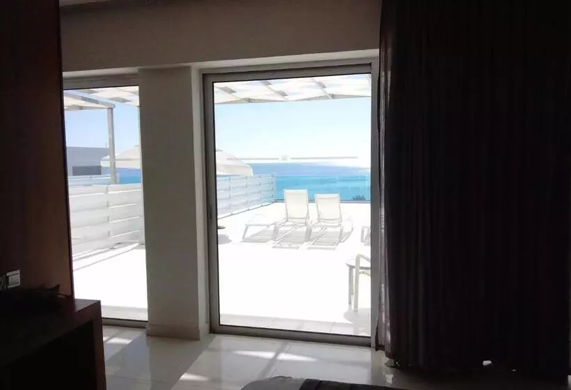 سوییت با چشم‌انداز دریا, King Evelthon Beach Hotel & Resort