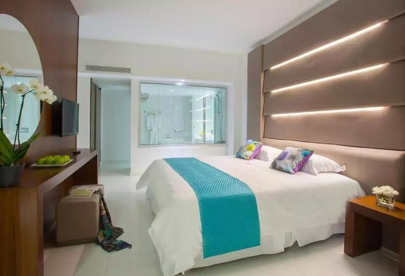 سوییت با چشم‌انداز دریا, King Evelthon Beach Hotel & Resort