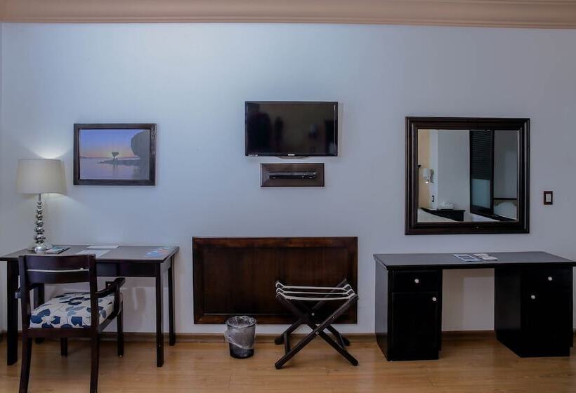 جناح جونيور, La Posada Hotel & Beach Club