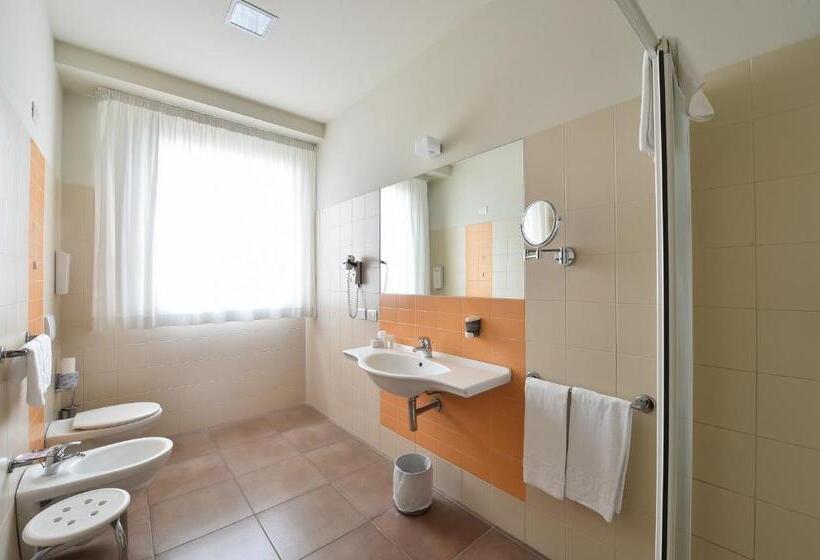 标准三人间, Tati