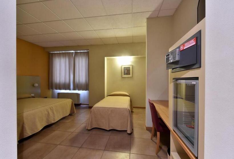 标准三人间, Tati