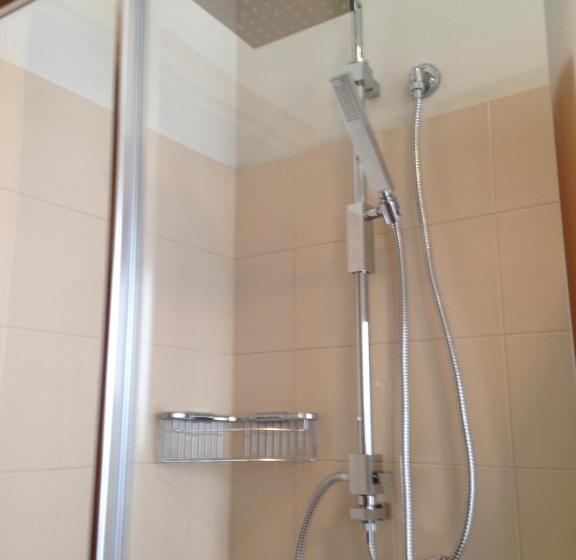 四人高级间, Tati