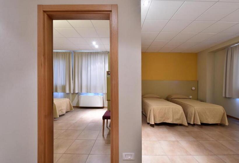 四人高级间, Tati