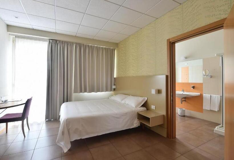 高级大房间, Tati