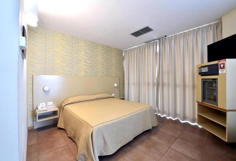 高级大房间, Tati