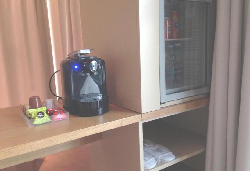 高级三人间, Tati