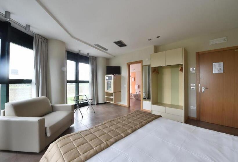 高级三人间, Tati