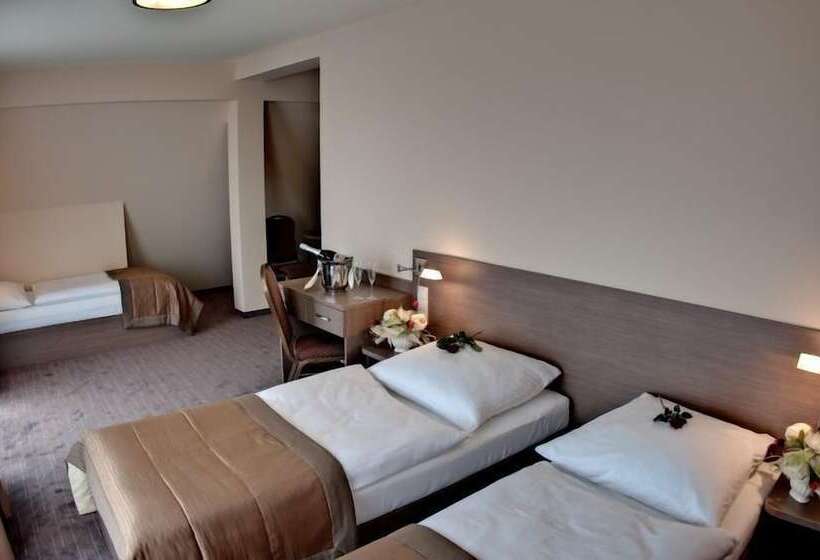 غرفة قياسية ثلاثية, Villa Martini