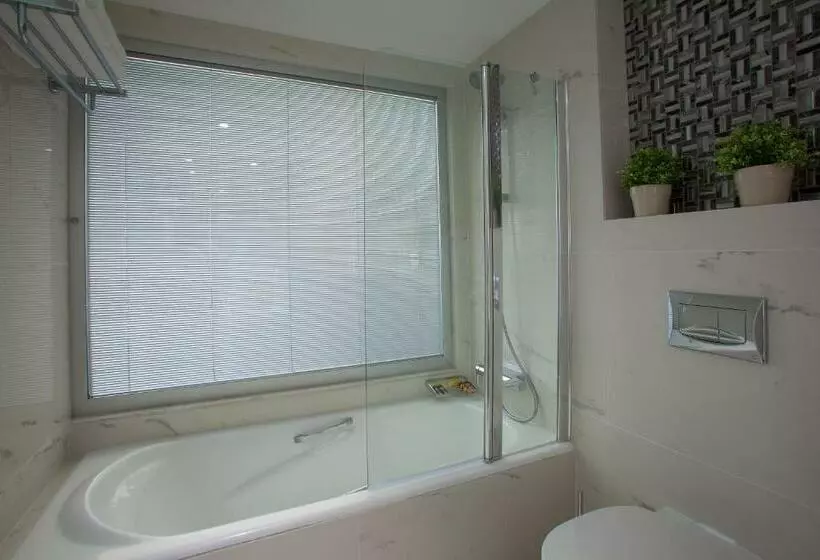 Superior Interior Room, King Evelthon Beach Hotel & Resort