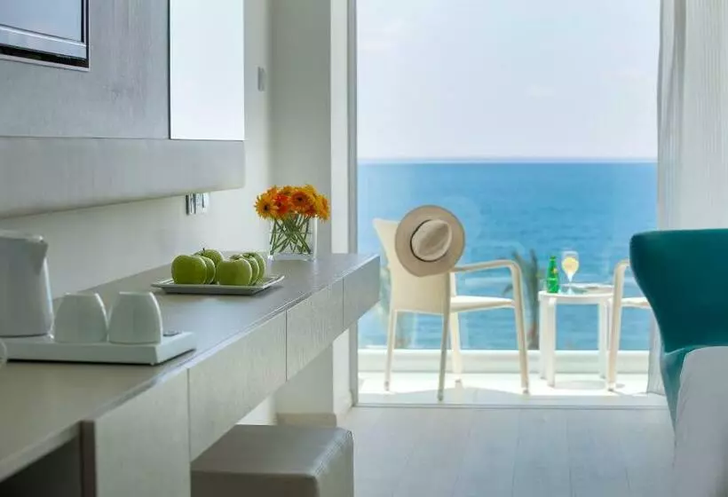 اتاق سوپریور با چشم‌انداز دریا, King Evelthon Beach Hotel & Resort
