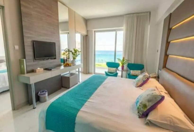 سوییت خانوادگی, King Evelthon Beach Hotel & Resort