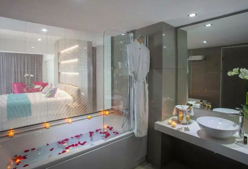 سوییت جونیور با چشم‌انداز دریا, King Evelthon Beach Hotel & Resort