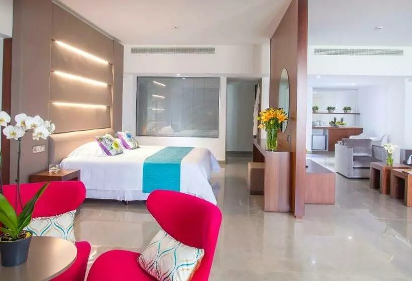 سوییت با چشم‌انداز دریا, King Evelthon Beach Hotel & Resort