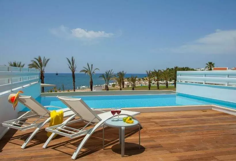 سوییت با چشم‌انداز دریا, King Evelthon Beach Hotel & Resort