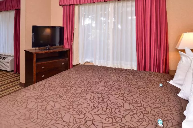 سوییت جونیور با چشم‌انداز دریا, King Evelthon Beach Hotel & Resort