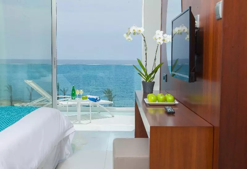 سوییت جونیور با چشم‌انداز دریا, King Evelthon Beach Hotel & Resort