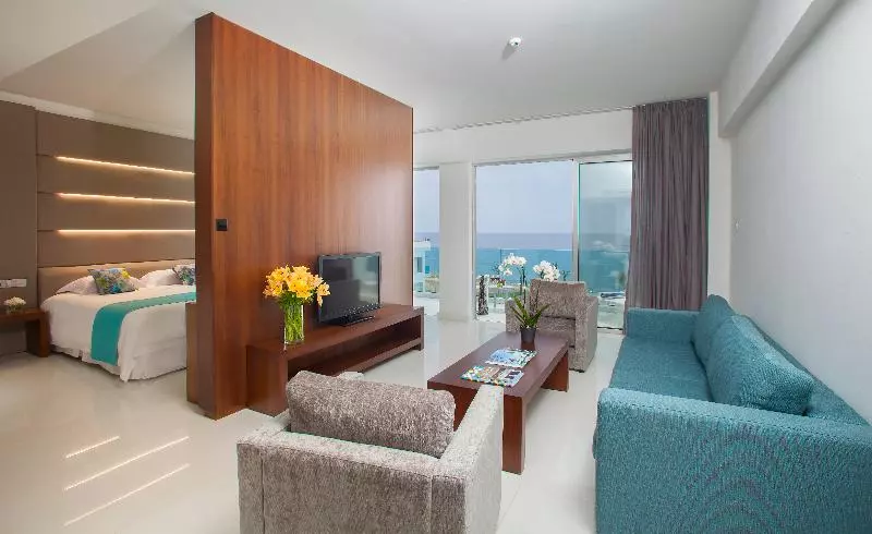 سوییت جونیور با چشم‌انداز دریا, King Evelthon Beach Hotel & Resort