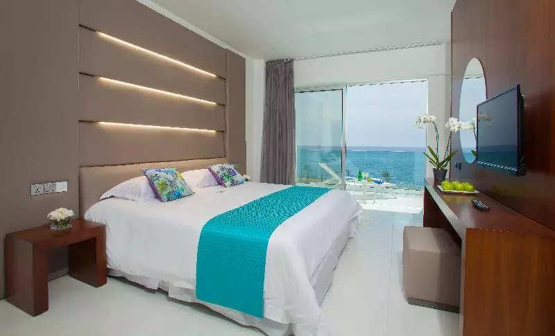 سوییت جونیور با چشم‌انداز دریا, King Evelthon Beach Hotel & Resort