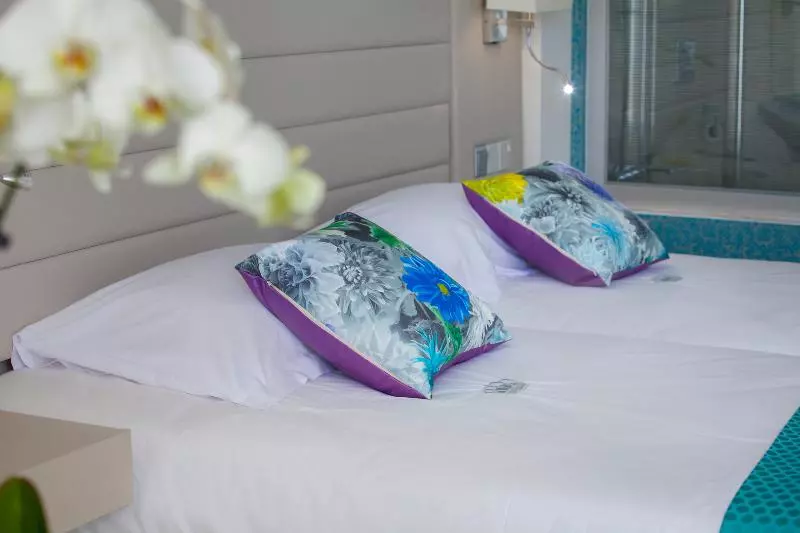 سوییت با چشم‌انداز دریا, King Evelthon Beach Hotel & Resort