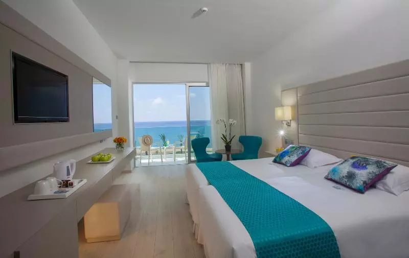 سوییت با چشم‌انداز دریا, King Evelthon Beach Hotel & Resort