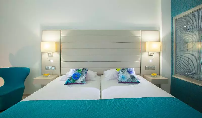 سوییت با چشم‌انداز دریا, King Evelthon Beach Hotel & Resort
