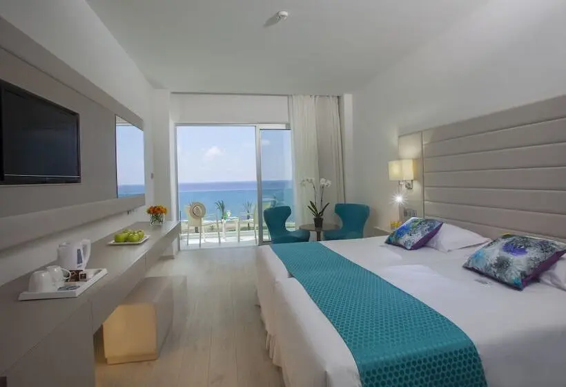 Standard swim-up room, King Evelthon Beach Hotel & Resort