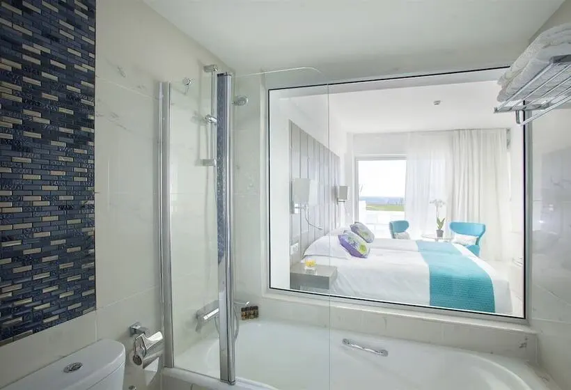 Standard swim-up room, King Evelthon Beach Hotel & Resort
