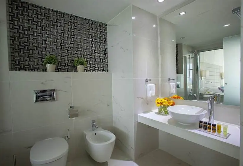 Standard swim-up room, King Evelthon Beach Hotel & Resort