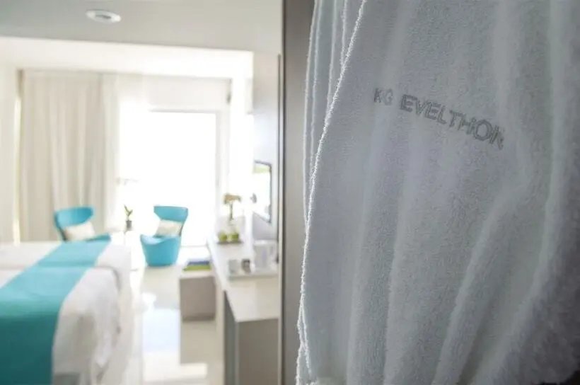 Standard swim-up room, King Evelthon Beach Hotel & Resort