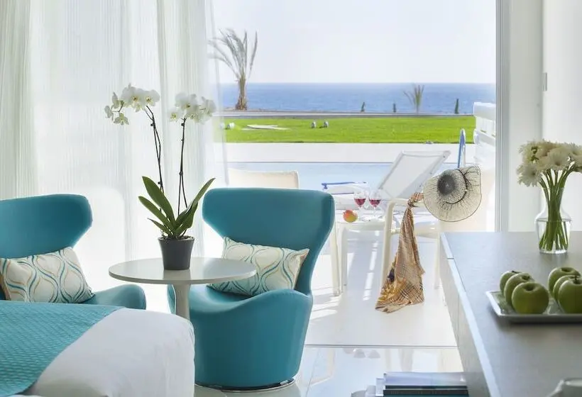 Standard swim-up room, King Evelthon Beach Hotel & Resort