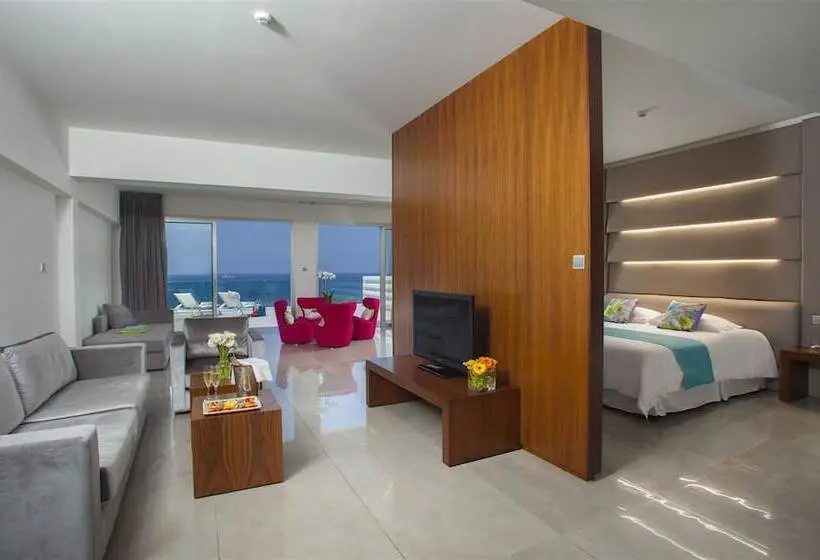 سوییت با چشم‌انداز دریا, King Evelthon Beach Hotel & Resort