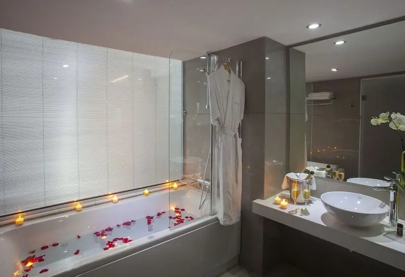 سوییت با چشم‌انداز دریا, King Evelthon Beach Hotel & Resort