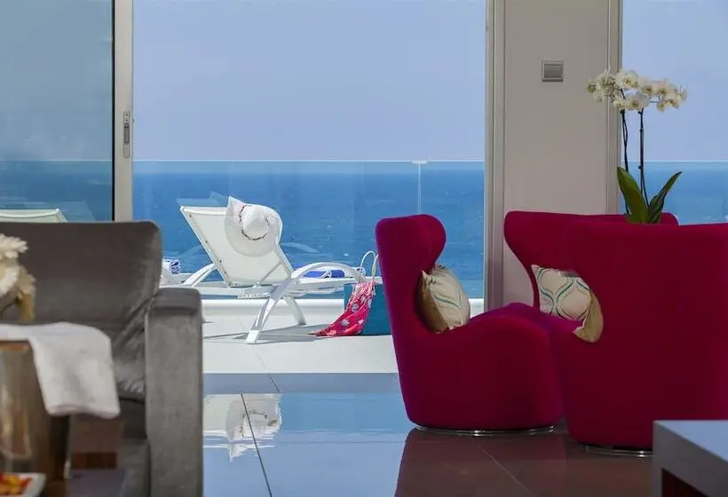 سوییت با چشم‌انداز دریا, King Evelthon Beach Hotel & Resort
