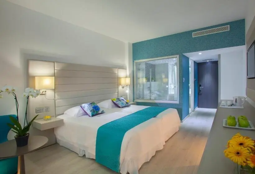 اتاق سوپریور با چشم‌انداز جانبی دریا, King Evelthon Beach Hotel & Resort