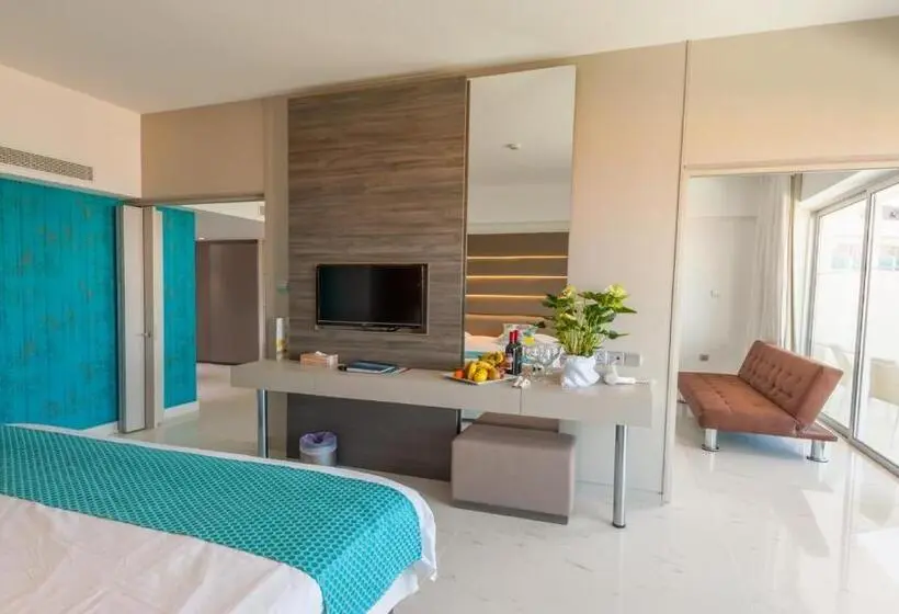 سوییت خانوادگی, King Evelthon Beach Hotel & Resort