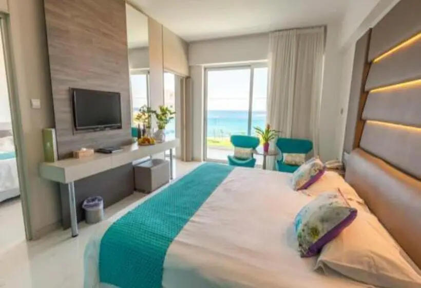 سوییت خانوادگی, King Evelthon Beach Hotel & Resort