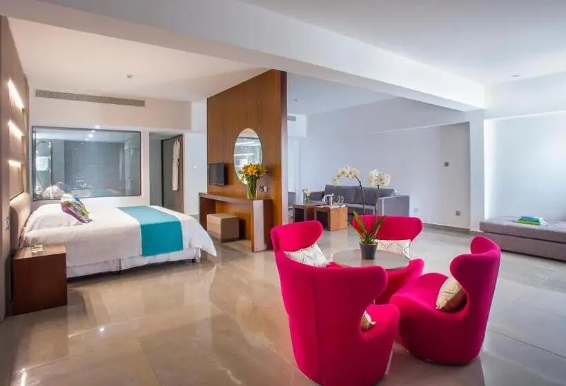سوییت جونیور با چشم‌انداز دریا, King Evelthon Beach Hotel & Resort