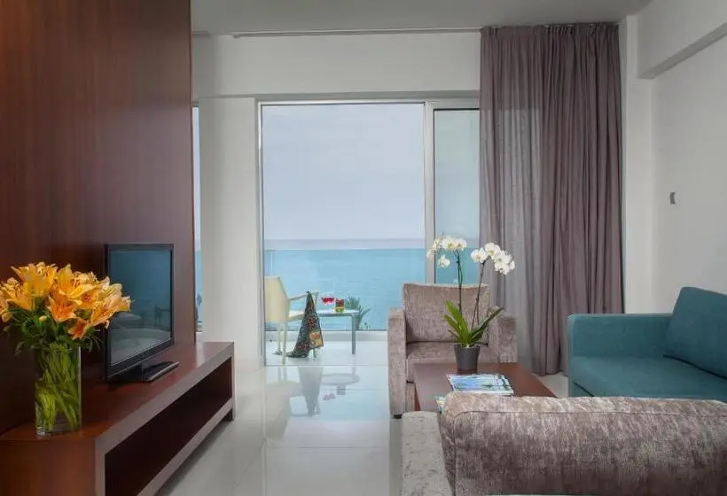 سوییت جونیور با چشم‌انداز دریا, King Evelthon Beach Hotel & Resort