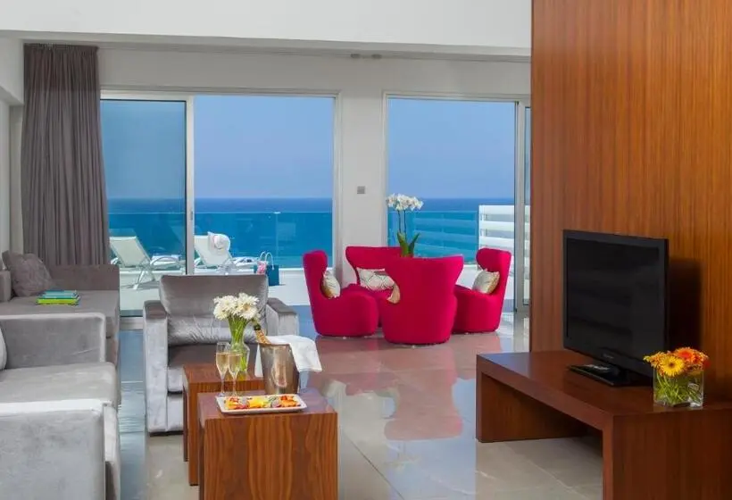 سوییت جونیور با چشم‌انداز دریا, King Evelthon Beach Hotel & Resort