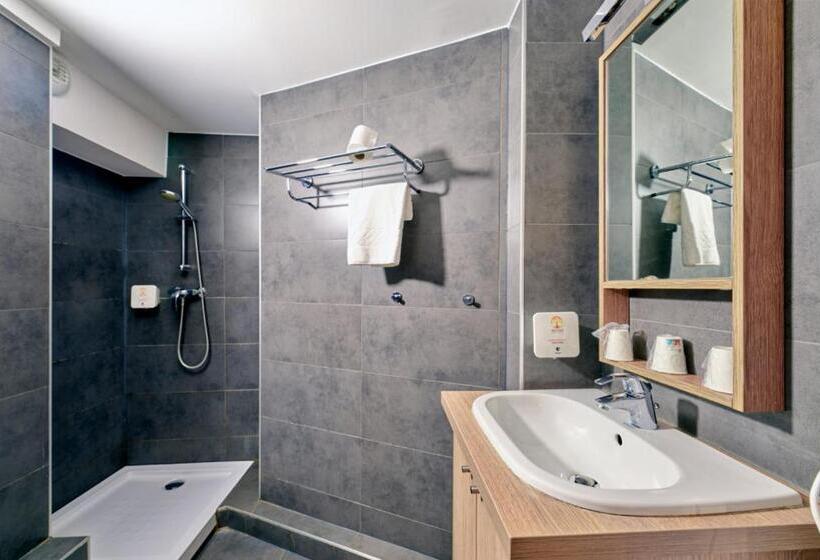 Номер Стандарт Трехместный, Adonis Hotel Strasbourg