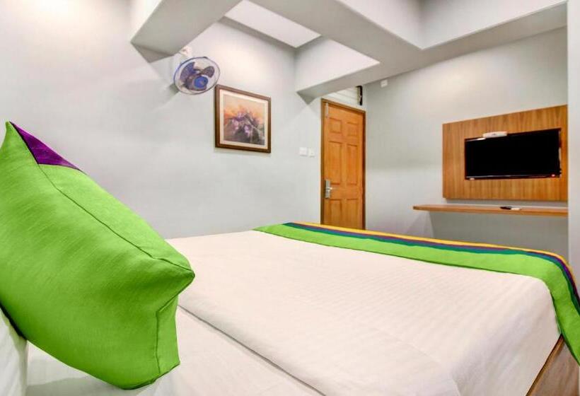 Economy Yhden Hengen Huone, Treebo Cruz Royale Santacruz West