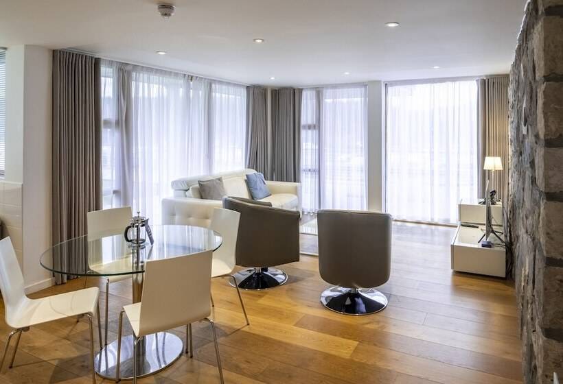 آپارتمان لوکس 2 خوابه, Portavadie