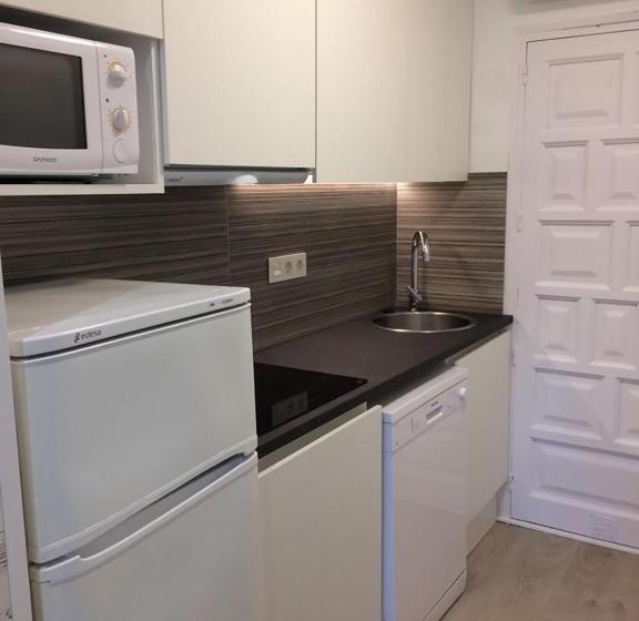 סטודיו משפחתי, Alannia Els Prats