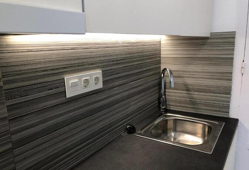 סטודיו משפחתי, Alannia Els Prats