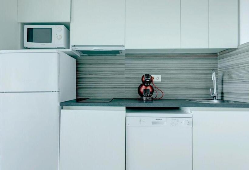 סטודיו משפחתי, Alannia Els Prats