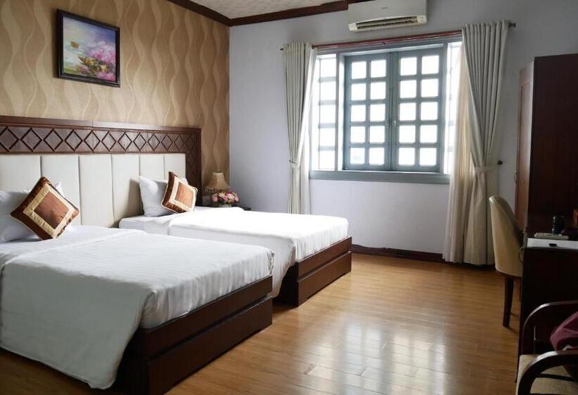 اتاق لوکس با بالکن و چشم‌انداز دریا, Rembrandt Hotel Nha Trang