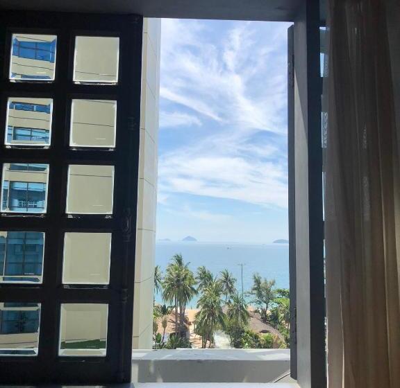 اتاق لوکس با چشم‌انداز دریا, Rembrandt Hotel Nha Trang