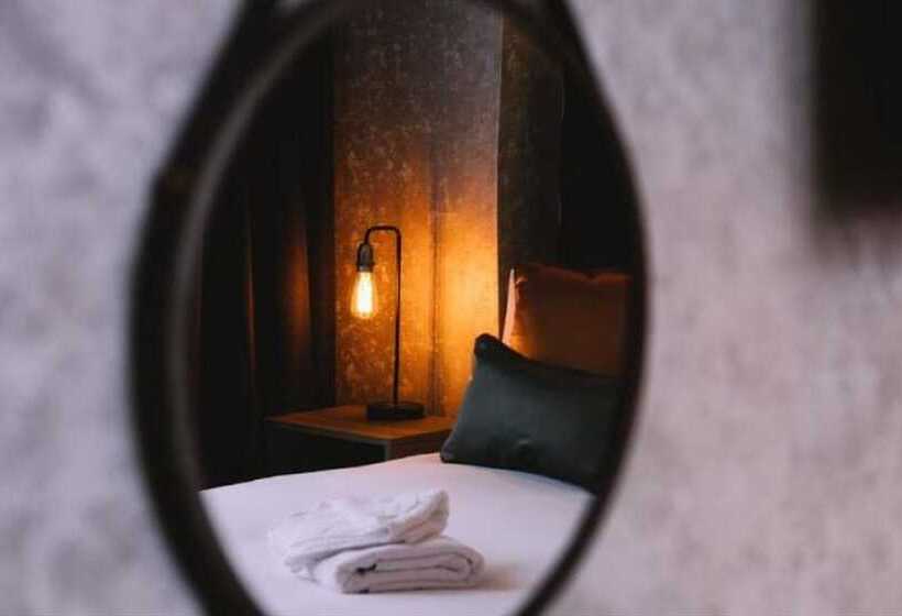 اتاق لوکس با بالکن, The Grand