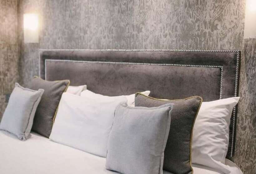 اتاق لوکس با بالکن, The Grand