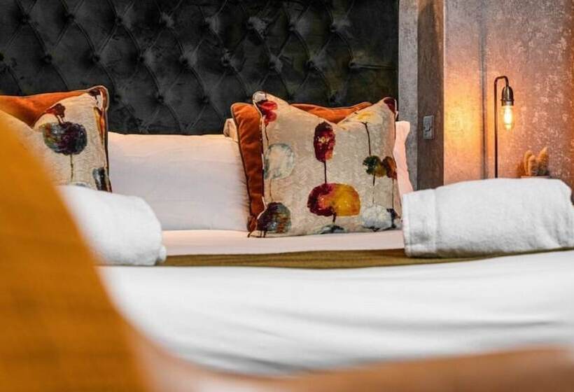 اتاق کلاسیک, The Grand